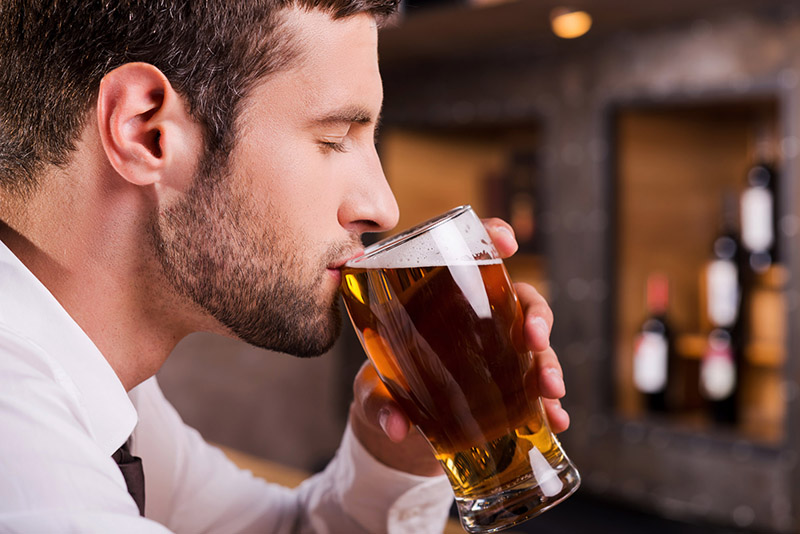 Uống nhiều bia rượu là nguyên nhân dẫn đến trào ngược dạ dày