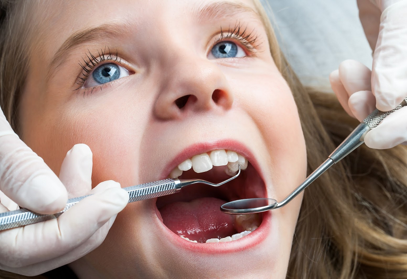 Hiện tượng trẻ nghiến răng khi ngủ nếu không được chữa trị có thể làm ảnh hưởng tới chất lượng men răng