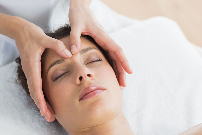 Massage mặt nhẹ nhàng có hiệu quả chữa trị nghẹt mũi