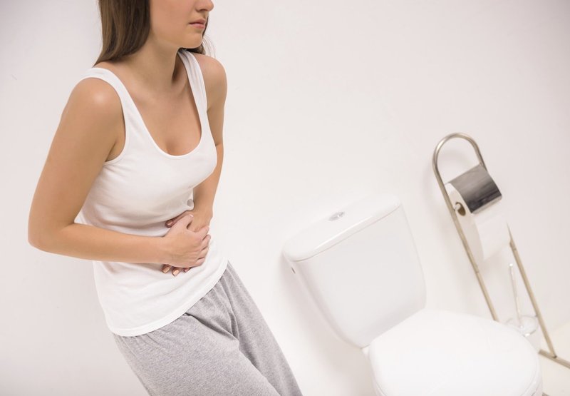 Nữ bị đau bụng phải có thể do nhiễm trùng đường tiết niệu