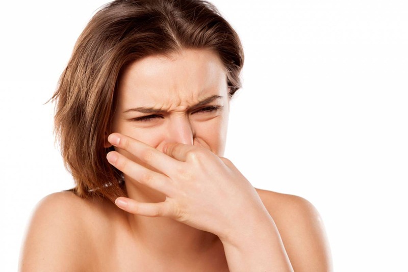 Khí hư màu xanh kèm mùi hôi thì có thể do tình trạng viêm phụ khoa gây ra