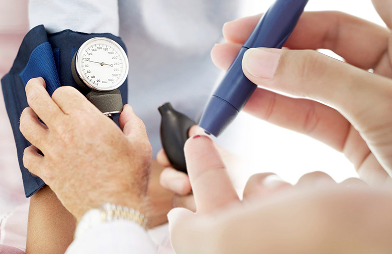 Theo dõi và kiểm soát huyết áp, hàm lượng đường trong máu sẽ hạn chế được nhiều vấn đề nguy hiểm
