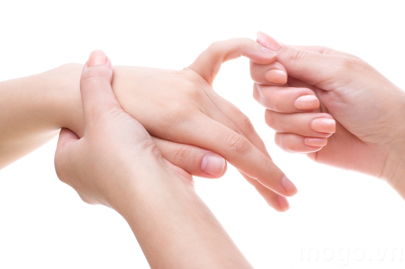 Nổi gân xanh ở ngón tay thường liên quan đến bệnh lý đường tiêu hóa