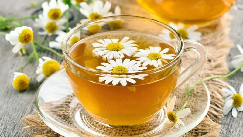 Khi bị ợ hơi, bạn có thể uống trà gừng hoặc trà hoa cúc để cải thiện