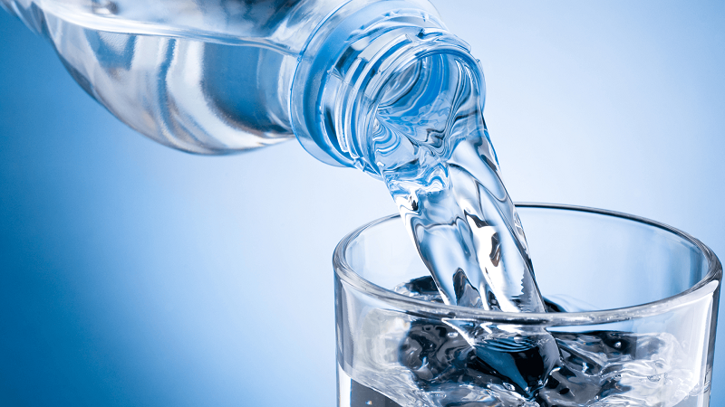 Bị sỏi thận uống nước có hiệu quả không? Uống nước chỉ có tác dụng khi viên sỏi nhỏ