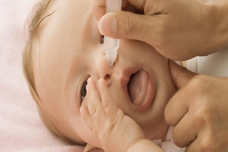 Vệ sinh mũi cho bé để đường hô hấp được thông thoáng