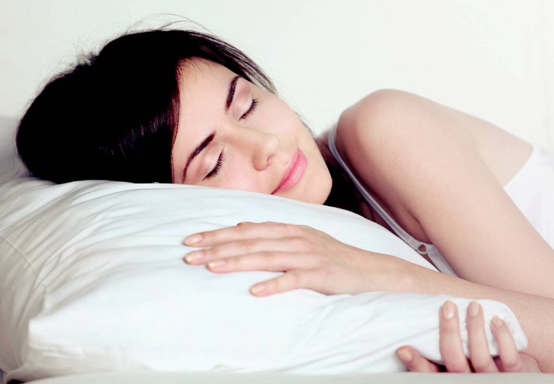 Gối cao đầu và nằm nghiêng khi ngủ là cách làm giảm và phòng tránh ho về đêm hiệu quả