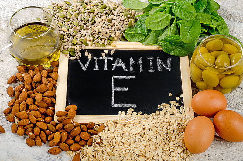 vitamin E tự nhiên rất giàu dầu thực vật, các loại hạt, rau xanh,...