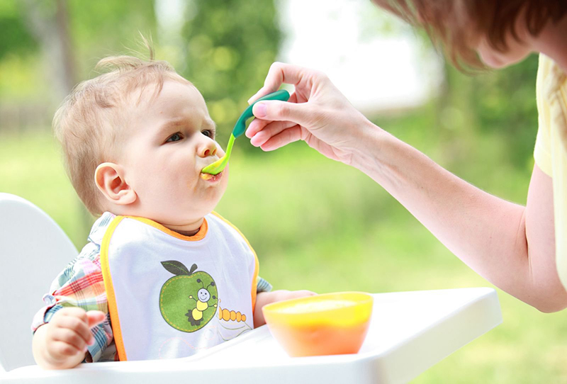 Cho bé ăn thức ăn lỏng để hạn chế đau nhức khoang miệng