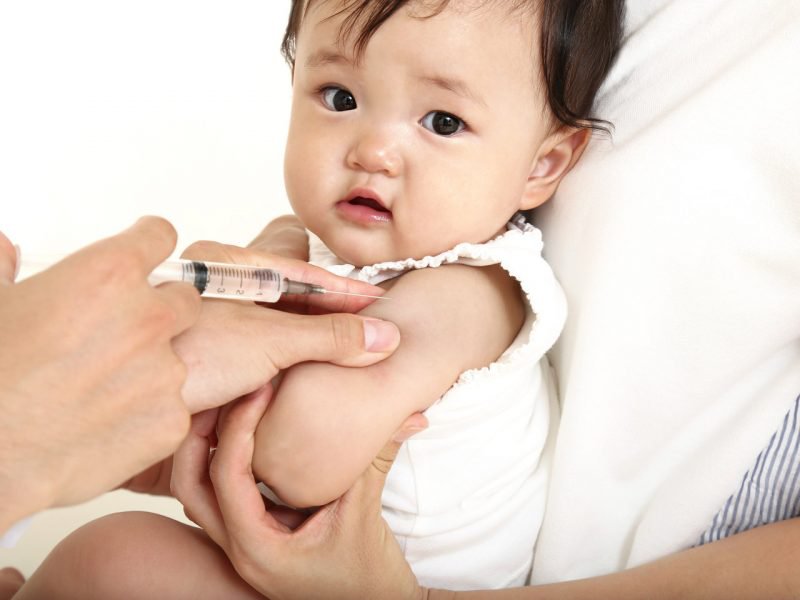 Cần phải tiêm vắc xin phòng chống viêm não Nhật Bản đầy đủ cho bé