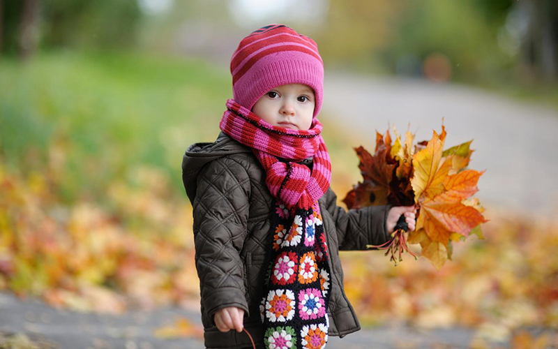 Giữ ấm cơ thể thể, đặc biệt là cho trẻ nhỏ để phòng tránh và giảm bị nghẹt mũi khi thời tiết trở lạnh