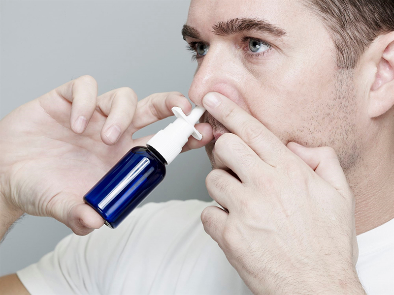 Xịt rửa mũi thường xuyên là cách giảm nghẹt mũi hiệu quả