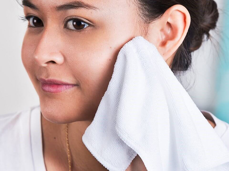 Nếu vùng da xịt nước hoa bị nổi mẩn và ngứa ngáy, cần rửa với nước sạch và lau bằng khăn mềm để dễ chịu hơn