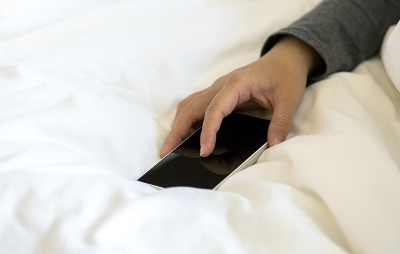 Hạn chế sử dụng điện thoại trước khi ngủ để giảm nguy cơ mắc các bệnh nguy hiểm