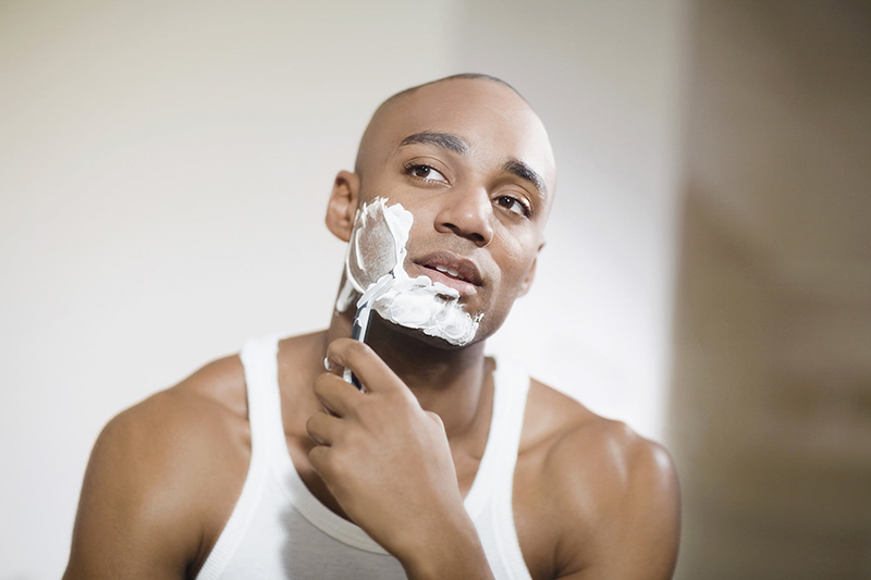 Khi cạo râu, bạn nên dùng kem dưỡng da để hạn chế tổn thương nang lông