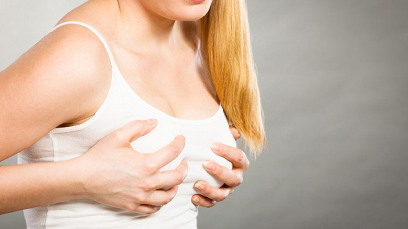 Người bị u xơ tuyến vú thường xuất hiện những cơn đau nhẹ ở vú