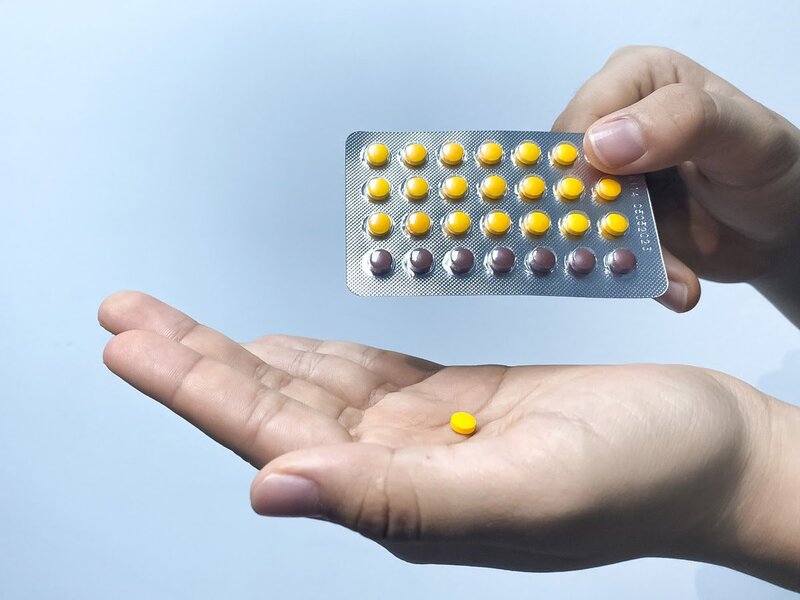 Sử dụng thuốc ngừa thai có thể giảm triệu chứng đa nang buồng trứng
