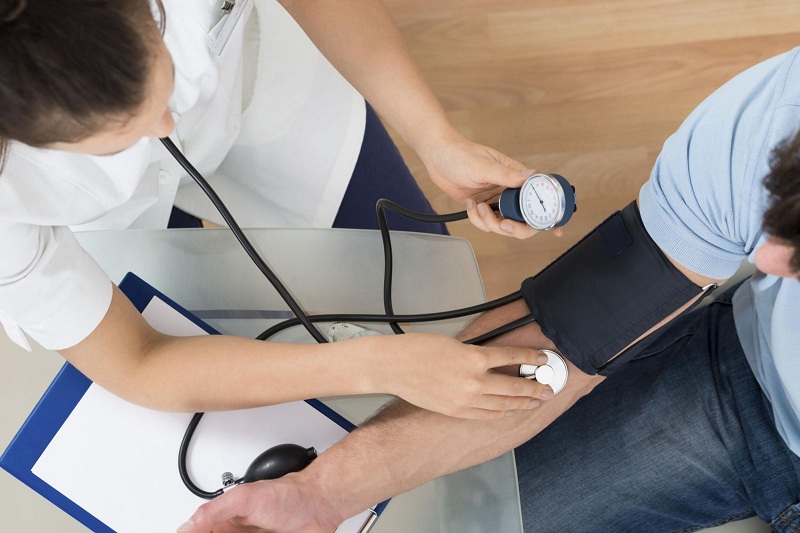 Bệnh nhân được bác sĩ hướng dẫn cách theo dõi huyết áp tại nhà sao cho đúng