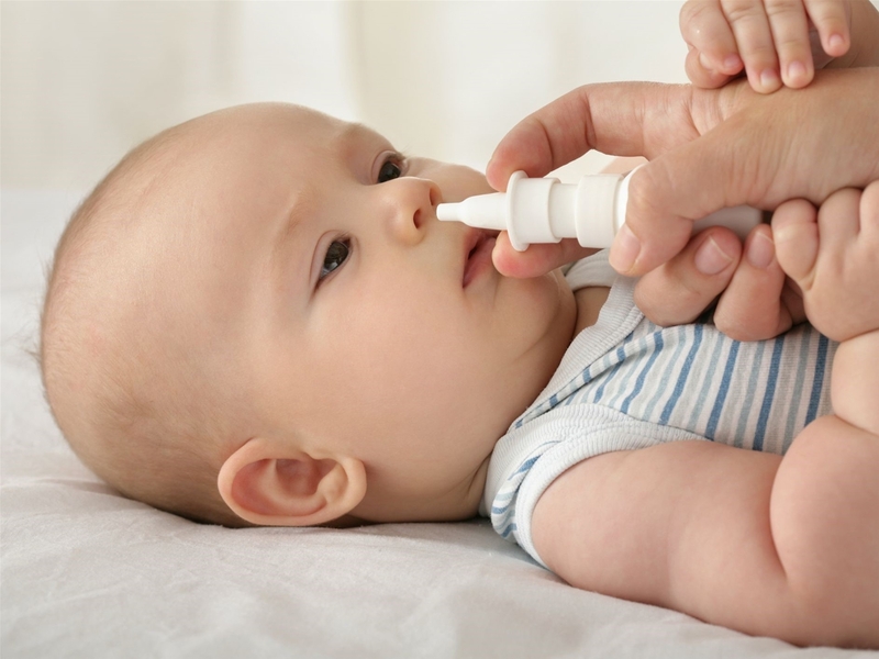 Nên lau rửa dịch mũi cho trẻ bị viêm mũi họng cấp