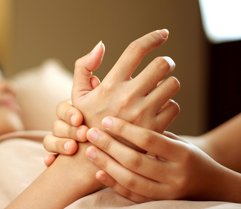 Tê bì tay khi ngủ  nguyên nhân và cách khắc phục