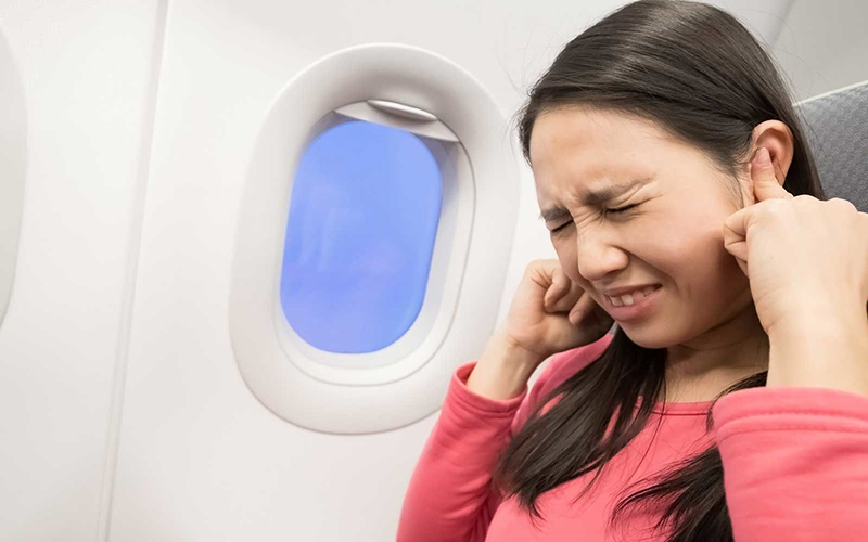 Cảm giác nhức rít và không dễ chịu ở tai là triệu triệu chứng thông thường xuất hiện nay Lúc bị ù tai bên trên máy bay
