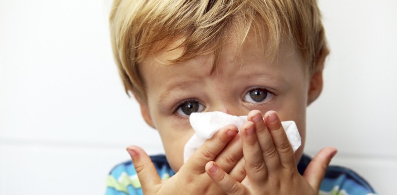 Trẻ đùa nghịch ngợm hoàn toàn có thể thực hiện tổn hại mũi và chảy huyết cam