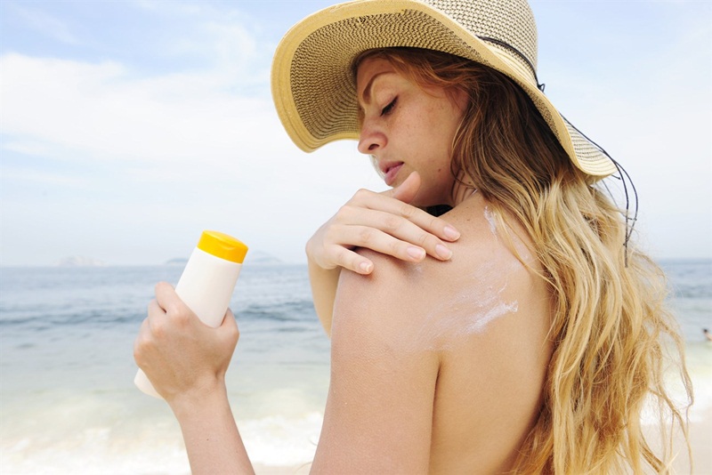 Nên sử dụng kem chống nắng thường xuyên để bảo vệ da