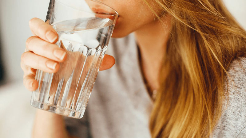 Thoát khỏi chứng khô miệng khi ngủ đơn giản ngay tại nhà - Bạn hãy duy trì uống đủ nước mỗi ngày