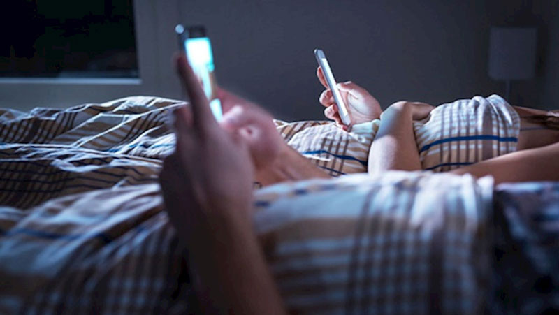 Dùng điện thoại trước khi đi ngủ là không tốt
