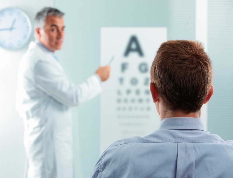 Nên khám bác sĩ nhãn khoa để tìm ra nguyên nhân mắt mờ đột ngột