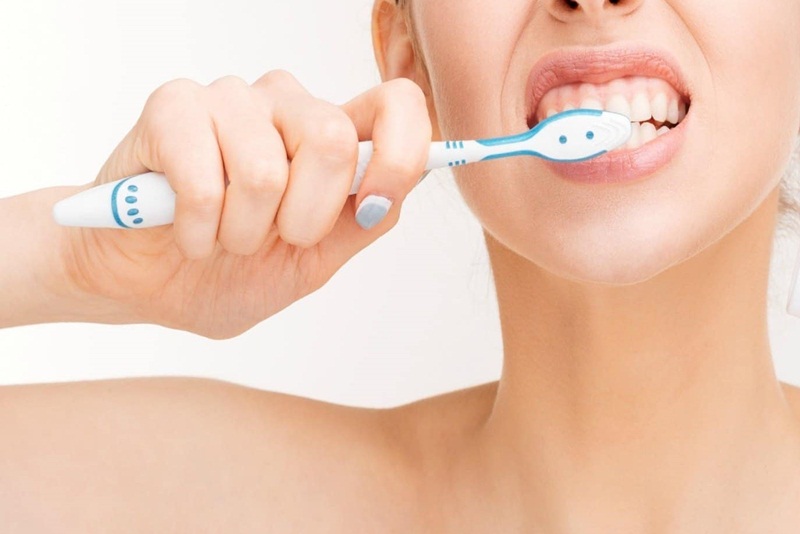 Đánh răng đúng cách để giảm ê buốt răng