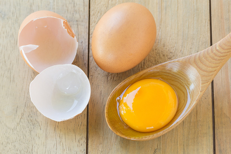 Hút trứng gà sống có tác dụng gì