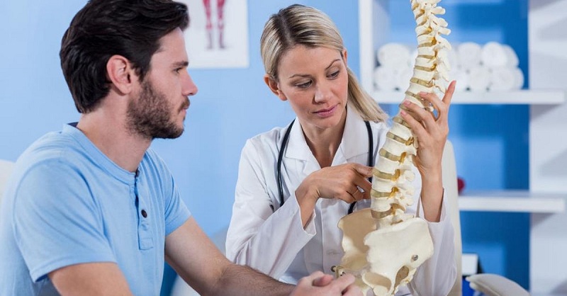 Muốn biết thường xuyên vặn người xương sống kêu có sao không cần đến bác sĩ khám và kiểm tra để có câu trả lời chính xác