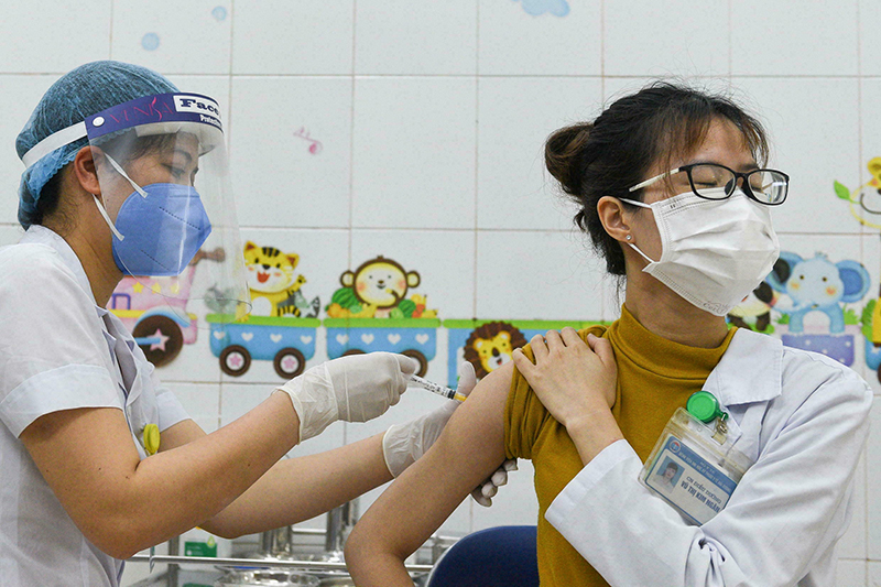 Vắc xin COVID-19 AstraZeneca đang được tiêm rộng rãi tại Việt Nam