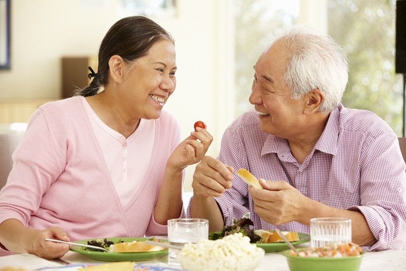 Người cao tuổi nên lạc quan, vui vẻ, ăn uống đủ dưỡng chất để có sức khỏe tốt