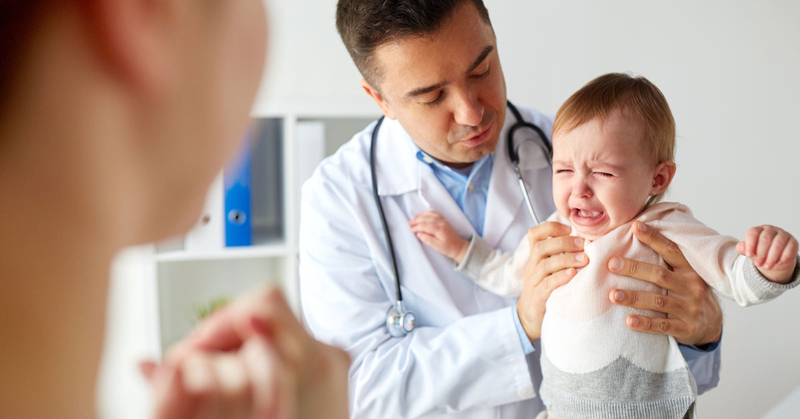 Khi trẻ bị nấm lưỡi miệng nên đưa trẻ đến bác sĩ để được khám, tư vấn điều trị đúng cách