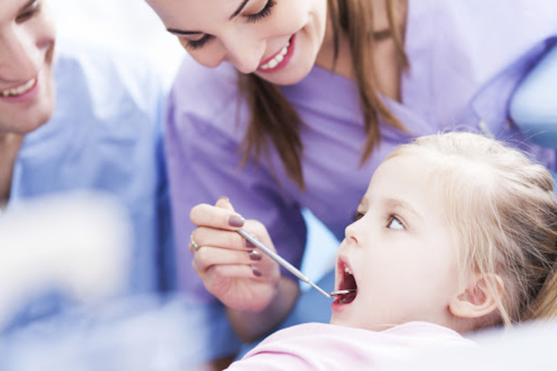Đưa trẻ đến nha sĩ khám và niềng sớm nếu răng vĩnh viễn mọc lệch