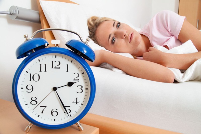 Thiếu ngủ lâu ngày cũng dễ dẫn đến giật mí mắt