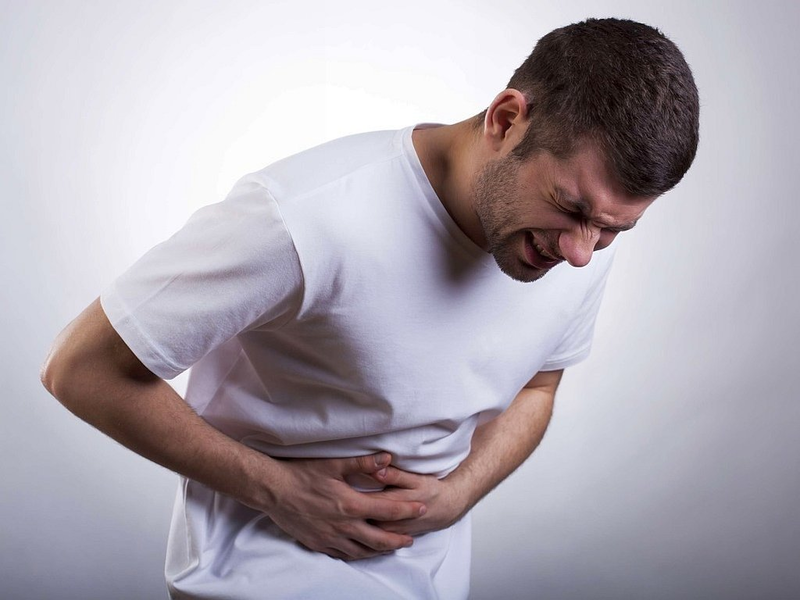 Triệu chứng của viêm loét dạ dày là đau bụng, đầy hơi, đi ngoài nhiều lần