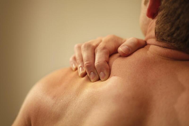 Viêm khớp quanh vai là tình trạng phần khớp vai bị tổn thương, dẫn đến đau khi cử động