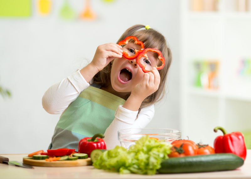 Rau củ, hoa quả là những thực phẩm không thể thiếu trong bữa ăn của trẻ