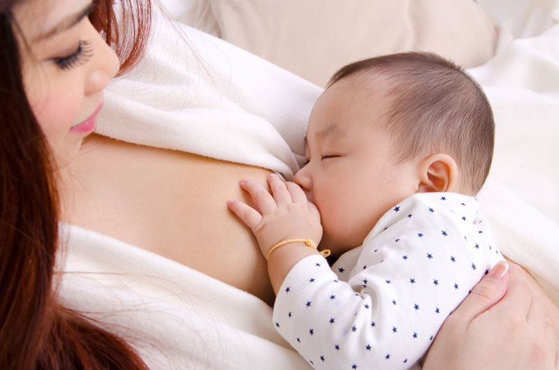 Sữa mẹ là nguồn dinh dưỡng chủ yếu của trẻ dưới 6 tháng tuổi