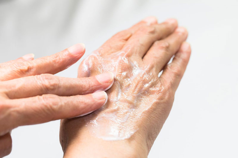 Mọi người có thể sử dụng kem dưỡng ẩm lành tính cho da