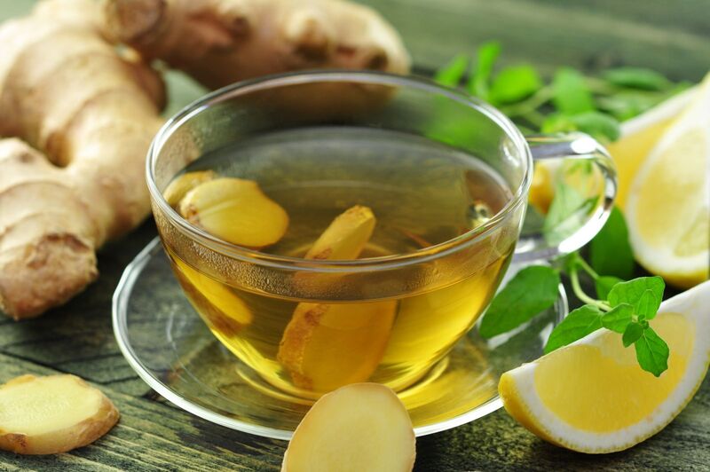 Uống trà gừng giúp làm ấm cơ thể, tăng lưu thông khí huyết tốt cho phụ nữ, là cách giảm đau bụng kinh đơn giản