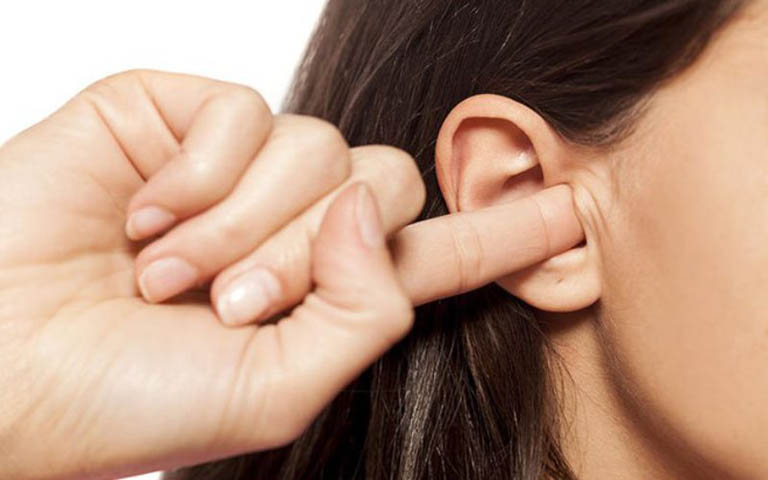 Bịt hai tai là cách chữa nấc cụt hiệu quả, đơn giản