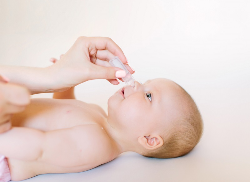 Vệ sinh mũi để làm sạch đường thở cho bé, giảm thiểu các cơn ho về đêm
