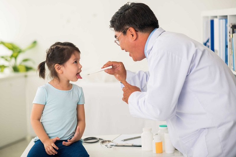Đưa trẻ đến gặp bác sĩ nếu ho nhiều kèm các triệu chứng nguy hiểm khác