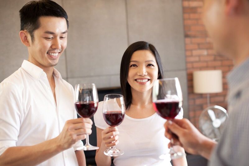 Uống rượu vang đỏ mặt là một tình huống phổ biến ở nam giới châu Á
