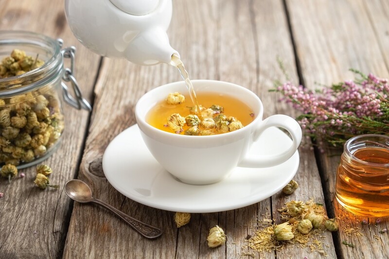 Uống trà thảo mộc giúp làm dịu cổ họng và giảm ngứa ho
