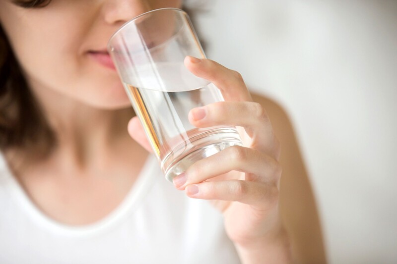 Uống nhiều nước giúp làm mát cơ thể, giảm sốt về chiều